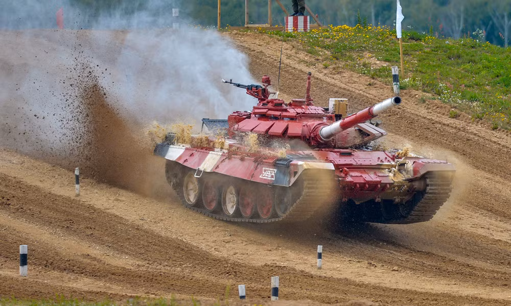 Với trọng lượng không đến 50 tấn, T-72B3 có lợi thế hơn đối thủ M1A1 Abrams của Mỹ, với trọng lượng lên tới hơn 70 tấn. Nhờ lợi thế trọng lượng, T-72B3 có thể đạt được tốc độ tối đa 65km/h. Ảnh: Bộ Quốc phòng Nga.