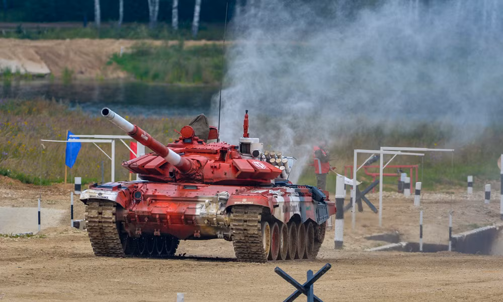 Xe tăng T-72B3 hội tụ trong mình đầy đủ các tiêu chuẩn của một chiến tăng hiện đại: lớp giáp bảo vệ vững chắc, tính cơ động cao, hệ thống điều khiển ngắm bắn mục tiêu tự động, hệ thống radio thông tin liên lạc bền bỉ, hỏa lực mạnh mẽ và quan trọng nhất là vận hành ổn định. Ảnh: Bộ Quốc phòng Nga. 