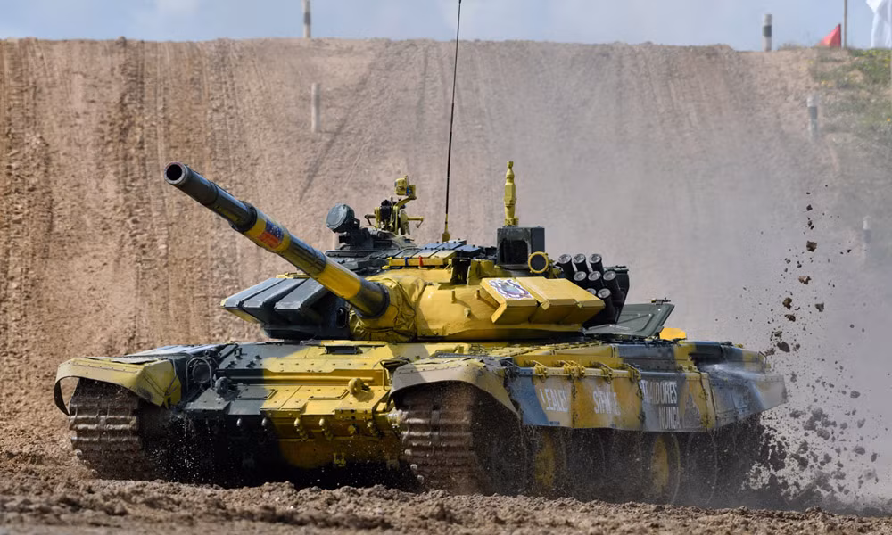 Ngoài ra, mẫu chiến tăng tiêu chuẩn của Tank Biathlon - Army Games 2019 đã được tích hợp màn hình đạt tiêu chuẩn tác chiến điện tử hiện đại, với các mô-đun bảo vệ động kiểu Relict tích hợp và màn hình chiếu radar dạng lưới và màn hình lưới tháp. Ảnh: Bộ Quốc phòng Nga.