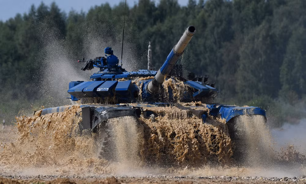 Hệ thống thân vỏ chống nước, giúp T-72B3 có thể lội qua những đoạn sông suối ngập nước rất tốt. Với trang bị hiện đại, T-72B3 có thể tự động theo dõi mục tiêu và khai hỏa tiêu diện ở khoảng cách lên tới 10km. Ảnh: Bộ Quốc phòng Nga. 