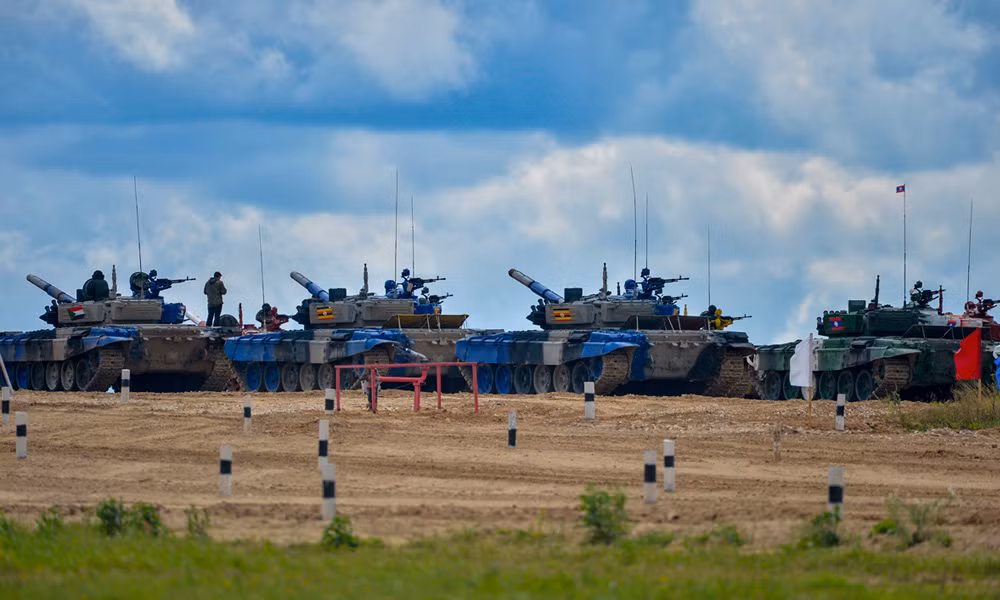 Tuy nhiên, do được nâng cấp từ T-72B, vốn được sản xuất từ thời Liên Xô, xe tăng này cũng được xếp vào loại "có tuổi" và cần được bảo dưỡng thường xuyên. Tất nhiên, chất lượng của T-72B3 cũng khó có thể bì kịp các mẫu xe tăng hiện đại thế hệ ra sau, được đóng mới hoàn toàn. Ảnh: Bộ Quốc phòng Nga.