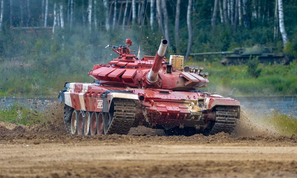 Đặc biệt, trên T-72B3 được lắp đặt hệ thống ống kính quang học "Sosna-U" đi kèm hệ thống theo dõi mục tiêu, ngắm bắn tự động 1A40-4. Bộ mô-đun liên lạc radio trên T-72B3 là mẫu R-168-25U-2, được điều khiển bởi tổ hợp phần mềm AVSKU. T-72B3 sử dụng súng pháo 2A46M-5-01, phù hợp với các loại đạn kích cỡ 125 mm. Ảnh: Bộ Quốc phòng Nga. 