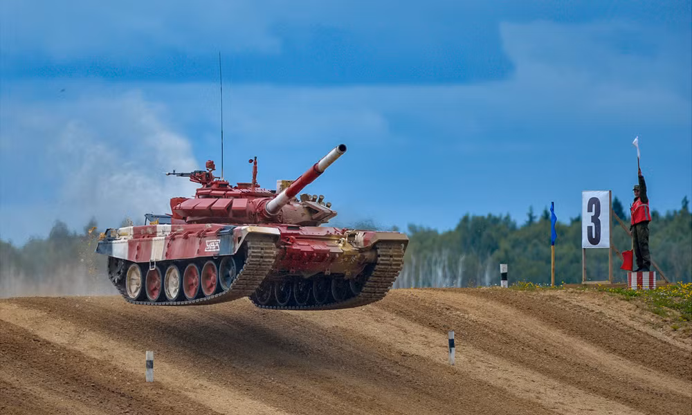 T-72B3 được trang bị cho đội tuyển xe tăng Việt Nam và các đội tuyển khác tại đấu trường Tank Biathlon - Army Games 2019, là phiên bản nâng cấp toàn diện của chiếc T-72B bản tiêu chuẩn. So với thế hệ tiền nhiệm, T-72B3 được cải thiện gần như tất cả các đặc tính chiến đấu cơ bản. Ảnh: Bộ Quốc phòng Nga.