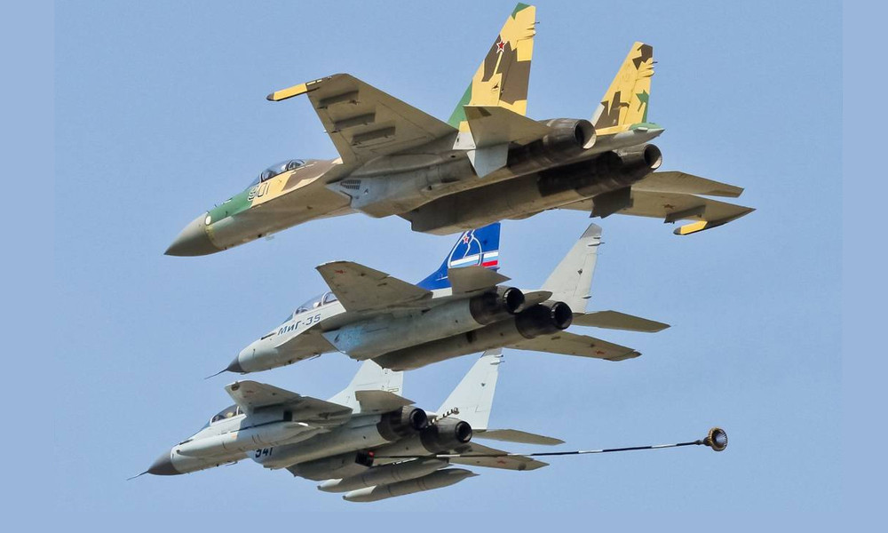 Trong khi đó, MiG-35 là tiêm kích đấu đa năng thế hệ 4 ++ tiên tiến nhất đang trong biên chế chiến đấu hiện nay. MiG-35 vốn là bản nâng cấp, được phát triển từ mẫu MiG-29K / KUB và MiG-29M / M2 cũ. Những chuyến bay thử và bay biểu diễn của MiG-35 bắt đầu được thực hiện từ đầu năm 2017. Ảnh: Deviantart.com.