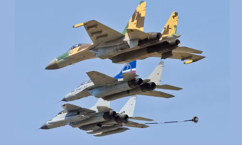 Trong khi đó, MiG-35 là tiêm kích đấu đa năng thế hệ 4 ++ tiên tiến nhất đang trong biên chế chiến đấu hiện nay. MiG-35 vốn là bản nâng cấp, được phát triển từ mẫu MiG-29K / KUB và MiG-29M / M2 cũ. Những chuyến bay thử và bay biểu diễn của MiG-35 bắt đầu được thực hiện từ đầu năm 2017. Ảnh: Deviantart.com.