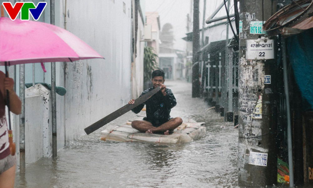 Trong khi đó, tại huyện đảo Phú Quốc, do lượng mưa lớn, nhiều chuyến bay đã bị hủy bỏ. Có nơi, nước ngập quá đầu người.