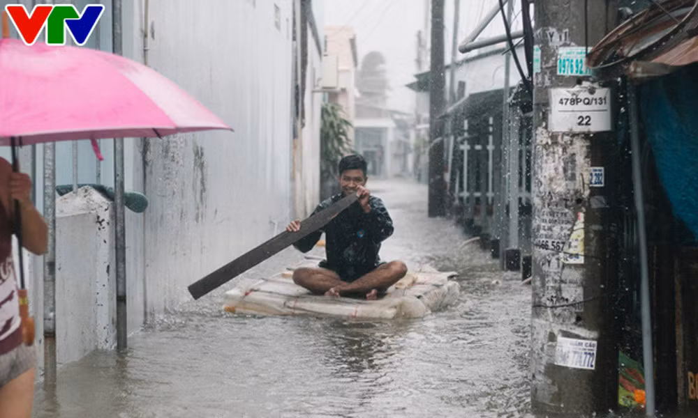 Trong khi đó, tại huyện đảo Phú Quốc, do lượng mưa lớn, nhiều chuyến bay đã bị hủy bỏ. Có nơi, nước ngập quá đầu người.