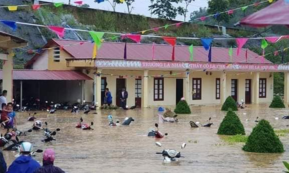 Tại các tỉnh miền núi phía Bắc, lũ quét cũng hoành hành tại nhiều điểm. Trong ảnh là sân trường Si Ma Cai, huyện Hắc Hà, tỉnh Lào Cai, đã bị biến thành "bể bơi" những chiếc xe máy nằm sâu dưới hơn 1m nước, chỉ còn thấy mỗi tay lái và gương.