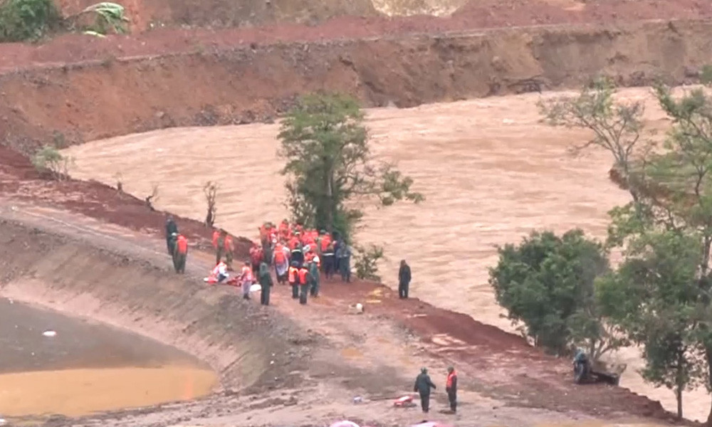 Tại thôn Đạ Nghịt, huyện Lạc Dương, tỉnh Lâm Đồng, 44 nhân khẩu bị cô lập hoàn toàn bởi dòng nước lũ đổ về, đang được lực lượng chức năng lập kế hoạch giải cứu.