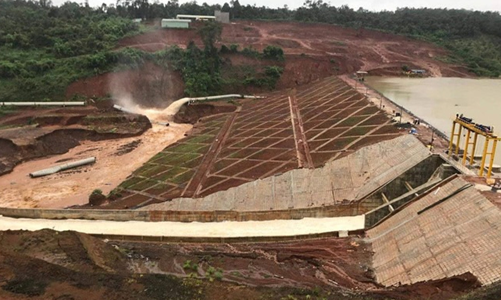 Trong khi đó, sự cố kẹt cửa xả lũ thủy điện Đắk Kar ở xã Phú Sơn, huyện Đắk R'Lấp, tỉnh Đăk Nông, khiến đập có nguy cơ bị vỡ. 10.000 người dân đã được chính quyền sơ tán, đề phòng tình huống xấu nhất.