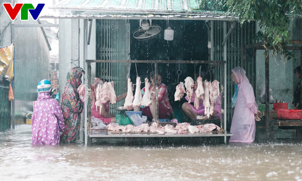 Mọi sinh hoạt của người dân Phú Quốc bị đảo lộn. Lượng lớn khách du lịch cũng đang bị mắc kẹt trên đảo, không thể di chuyển về đất liền.