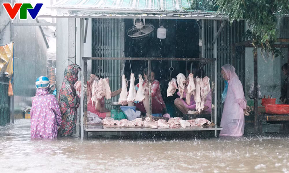Mọi sinh hoạt của người dân Phú Quốc bị đảo lộn. Lượng lớn khách du lịch cũng đang bị mắc kẹt trên đảo, không thể di chuyển về đất liền.