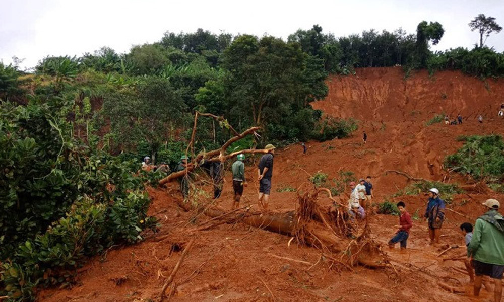Sau mưa lớn, sạt lở đất ở Đắk Nông đã khiến 3 người trong cùng một gia đình tử vong do bị vùi lấp.