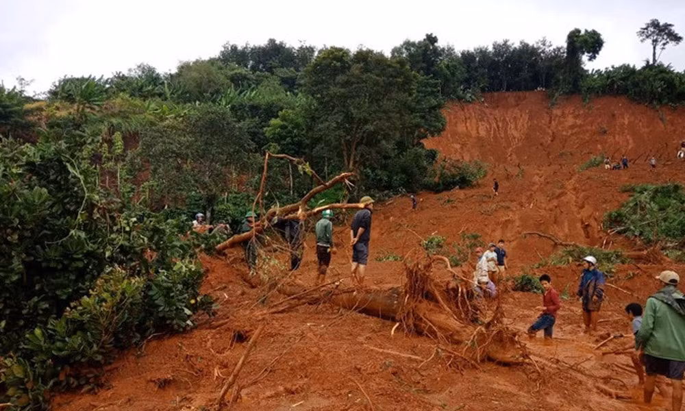 Sau mưa lớn, sạt lở đất ở Đắk Nông đã khiến 3 người trong cùng một gia đình tử vong do bị vùi lấp.