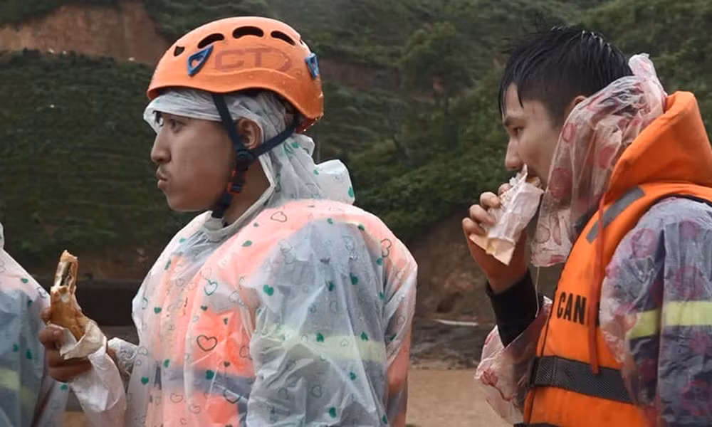 Lực lượng chức năng tranh thủ ăn qua bữa bằng bánh mì trong khi tiếp tục sát cánh cùng bà con Tây Nguyên chống chọi với mưa lũ.