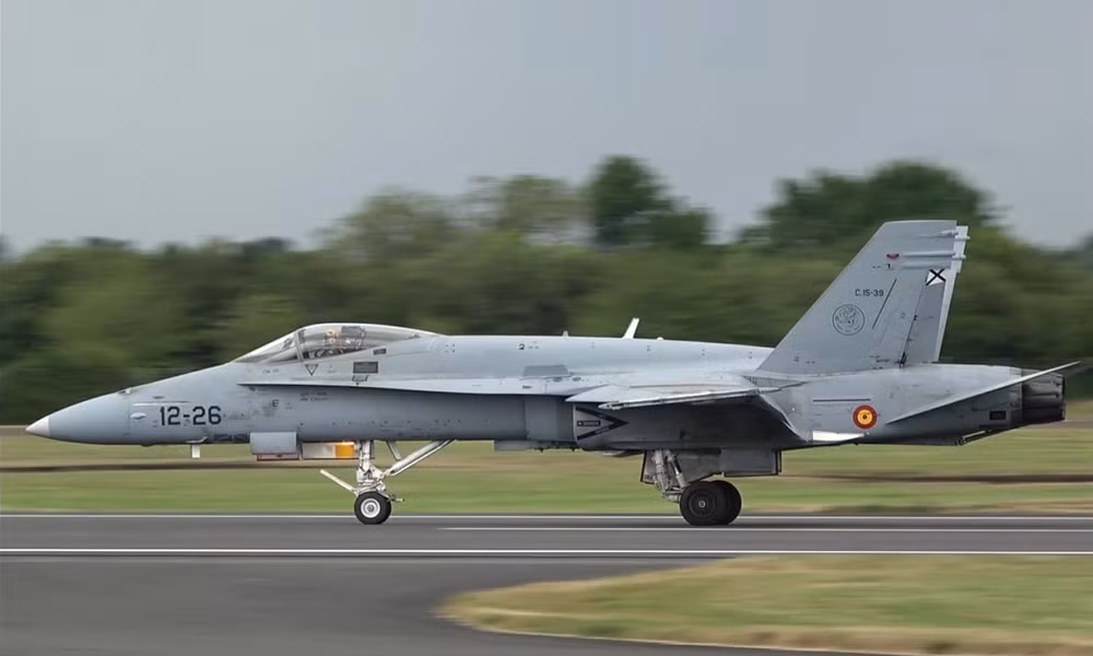 Đồng thời, nhà chức trách phía bên NATO cũng thông tin thêm: "Lực lượng phòng không NATO đã điều động một chiếc tiêm kích tuần tra F-18 đi xác định các máy bay di chuyển sát đường không phận biên giới khối NATO. Ngay sau khi xác định được đó là những máy bay của Nga, chiếc F-18 đã lập tức rời khỏi đó." Ảnh: Youtube.