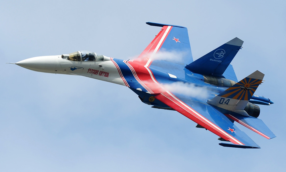 Ngay sau đó, một phi đội Su-27 của Nga đã tiếp cận và hộ tống chuyên cơ chở Bộ trưởng Quốc Phòng. Lúc này, tiêm kích F-18 NATO đã bị các chiến đấu cơ Su-27 của Nga "kèm chặt" và buộc phải rời đi ngay lập tức. Ảnh: Wiki. 