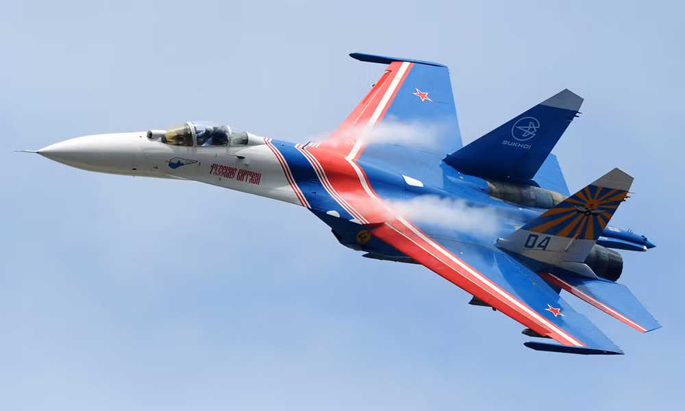 Ngay sau đó, một phi đội Su-27 của Nga đã tiếp cận và hộ tống chuyên cơ chở Bộ trưởng Quốc Phòng. Lúc này, tiêm kích F-18 NATO đã bị các chiến đấu cơ Su-27 của Nga "kèm chặt" và buộc phải rời đi ngay lập tức. Ảnh: Wiki. 