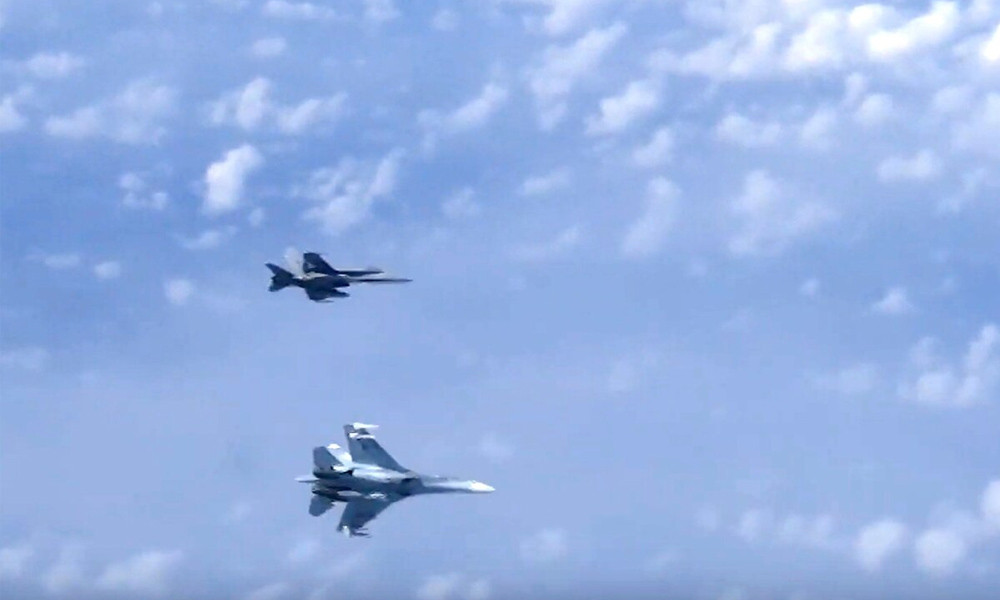 Lên tiếng phản hồi về vụ việc, phía NATO đã ra thông báo nhấn mạnh: "NATO không hề nắm được thông tin bên trong máy bay của Nga có những ai. Cụ thể, bản thông báo nêu rõ: "Một máy bay của Nga được hộ tống bởi ít nhất một tiêm kích phản lực đã bị phát hiện khi đang di chuyển trên vùng biển Baltic." Ảnh: Mil.ru. 