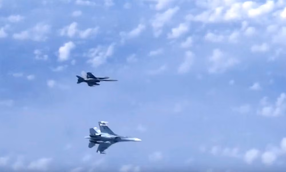 Lên tiếng phản hồi về vụ việc, phía NATO đã ra thông báo nhấn mạnh: "NATO không hề nắm được thông tin bên trong máy bay của Nga có những ai. Cụ thể, bản thông báo nêu rõ: "Một máy bay của Nga được hộ tống bởi ít nhất một tiêm kích phản lực đã bị phát hiện khi đang di chuyển trên vùng biển Baltic." Ảnh: Mil.ru. 