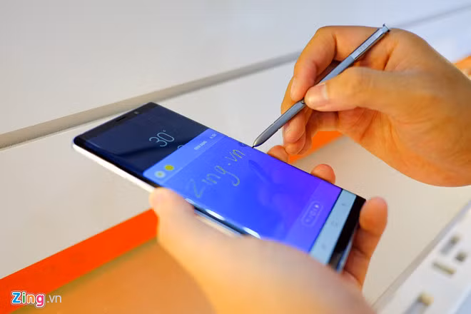 Galaxy Note9 chính hãng được điều chỉnh giá khá mạnh. Với phiên bản có bộ nhớ trong 128 GB, máy giảm 5,6 triệu đồng còn 17,4 triệu đồng. Chương trình áp dụng tại một số hệ thống nhỏ lẻ. Galaxy Note9 có màn hình lớn 6,4 inch 2K, bút S Pen hỗ trợ Bluetooth người dùng có thể điều khiển khi chụp ảnh hoặc chuyển slide thuyết trình. Về cơ bản, Galaxy Note9 vẫn nằm trong nhóm smartphone đáng sử dụng nhất hiện nay vì hỗ trợ tốt cho những người dùng thường xuyên làm việc văn phòng hoặc làm nghề sáng tạo.
