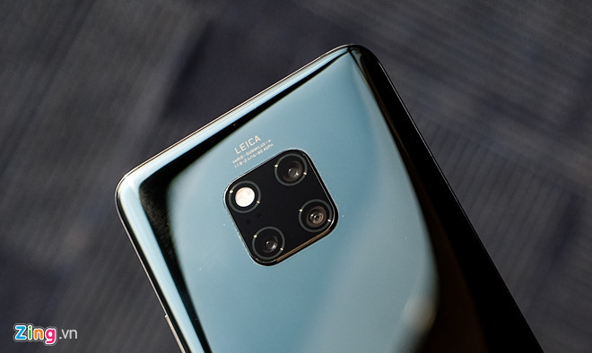 Mẫu Huawei Mate 20 Pro chính hãng được điều chỉnh giảm 500.000 đồng còn 21,5 triệu đồng. Chương trình áp dụng tại một số hệ thống nhỏ lẻ. Máy cho khả năng chụp ảnh tốt với hệ thống 3 camera phía sau, hợp tác với Leica bao gồm 40 MP, 20 MP và 8 MP. Mate 20 Pro là mẫu di động Android chứa nhiều công nghệ nhất hiện nay, chẳng hạn sạc siêu tốc, sạc cho thiết bị khác, cảm biến vân tay trên màn hình...