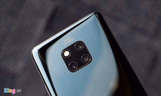 Mẫu Huawei Mate 20 Pro chính hãng được điều chỉnh giảm 500.000 đồng còn 21,5 triệu đồng. Chương trình áp dụng tại một số hệ thống nhỏ lẻ. Máy cho khả năng chụp ảnh tốt với hệ thống 3 camera phía sau, hợp tác với Leica bao gồm 40 MP, 20 MP và 8 MP. Mate 20 Pro là mẫu di động Android chứa nhiều công nghệ nhất hiện nay, chẳng hạn sạc siêu tốc, sạc cho thiết bị khác, cảm biến vân tay trên màn hình...