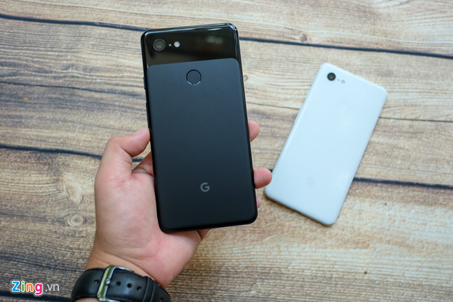 Google Pixel 3 XL xách tay đã giảm 5,3 triệu đồng so với thời gian đầu về Việt Nam vào cuối tháng 11/2018. Hiện tại, máy có giá 15 triệu đồng cho bản 64 GB. Google Pixel 3 XL chỉ sở hữu một camera chính nhưng cho khả năng chụp ảnh tốt nhờ vào AI được phát triển bởi Google. Nếu bạn thích những trải nghiệm thuần chất Android, Google Pixel 3 là sự lựa chọn không tồi. Phần notch quá to trên màn hình cộng với việc không có chuỗi bảo hành ở Việt Nam là điểm trừ lớn của model này.