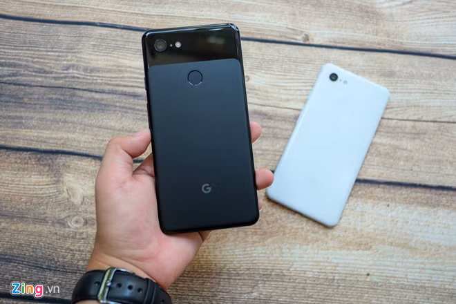Google Pixel 3 XL xách tay đã giảm 5,3 triệu đồng so với thời gian đầu về Việt Nam vào cuối tháng 11/2018. Hiện tại, máy có giá 15 triệu đồng cho bản 64 GB. Google Pixel 3 XL chỉ sở hữu một camera chính nhưng cho khả năng chụp ảnh tốt nhờ vào AI được phát triển bởi Google. Nếu bạn thích những trải nghiệm thuần chất Android, Google Pixel 3 là sự lựa chọn không tồi. Phần notch quá to trên màn hình cộng với việc không có chuỗi bảo hành ở Việt Nam là điểm trừ lớn của model này.