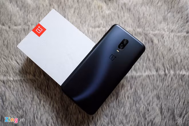 OnePlus 6T xách tay đang được bán với giá 12,5 triệu đồng, giảm 500.00 đồng. Máy được trang bị cấu hình mạnh mẽ với chip Snapdragon 845 và RAM 8 GB. Đồng thời, model này là smartphone đầu tiên của OnePlus sở hữu cảm biến vân tay trong màn hình và chạy Android 9.0. Đây là chiếc smartphone được mệnh danh là "kẻ tiêu diệt iPhone" và có những thành công nhất định ở thị trường Âu - Mỹ nhờ mức giá rất cạnh tranh. Tuy nhiên, ở Việt Nam, cộng đồng sử dụng smartphone OnePlus chưa đông đảo như nhóm người dùng điện thoại của Samsung hay Xiaomi.