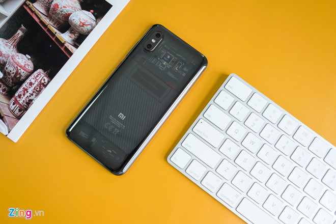 Xiaomi Mi 8 Pro chính hãng là flagship Android chuyên cấu hình cao của Xiaomi. Máy vừa được giảm 2 triệu đồng, còn 13 triệu đồng. Mi 8 Pro có màn hình AMOLED 6,21 inch Full HD+, cụm camera kép 12 MP tích hợp AI camera. Model này dùng chip Snapdragon 845 và RAM 8 GB. Mặt lưng kính được làm trong suốt, người dùng có thể xem các chi tiết từ chip, RAM hay pin bên trong máy. Tuy nhiên các chi tiết này chỉ có tác dụng trang trí, không phải chip hay bảng mạch thật của máy. Ngoài Mi 8 Pro, người dùng cũng có thể cân nhắc đến mẫu Mi Mix 3 vừa ra mắt với giá 12,99 triệu đồng.