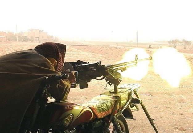Để tăng tính cơ động và gây bất ngờ cho địch thủ, phe nổi dậy độ chế rất nhiều phiên bản cơ giới gắn súng máy hạng nặng W85 do Trung Quốc sản xuất dựa trên nguyên mẫu DSHK của Liên Xô cỡ đạn 12 Như vậy nó sẽ trở thành hỏa lực cơ giới đa năng vừa có thể tấn công mặt đất hoặc dùng bắn máy bay khi cần. Ảnh: Một khẩu W85 gắn trên xe máy đang khai hỏa vào mục tiêu.
