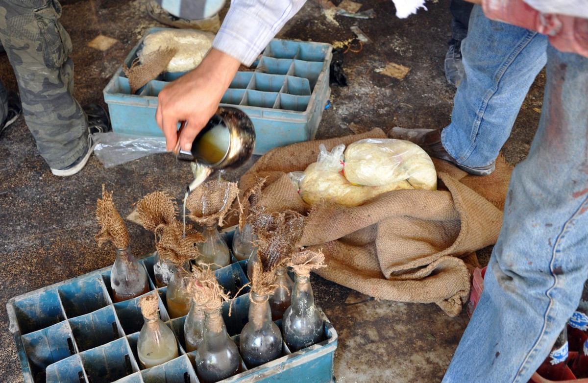 Ảnh: Những chai bom xăng Molotov phiên bản Aleppo được các chiến binh Syria tự do đang châm chất đốt vào trong chai thủy tinh.