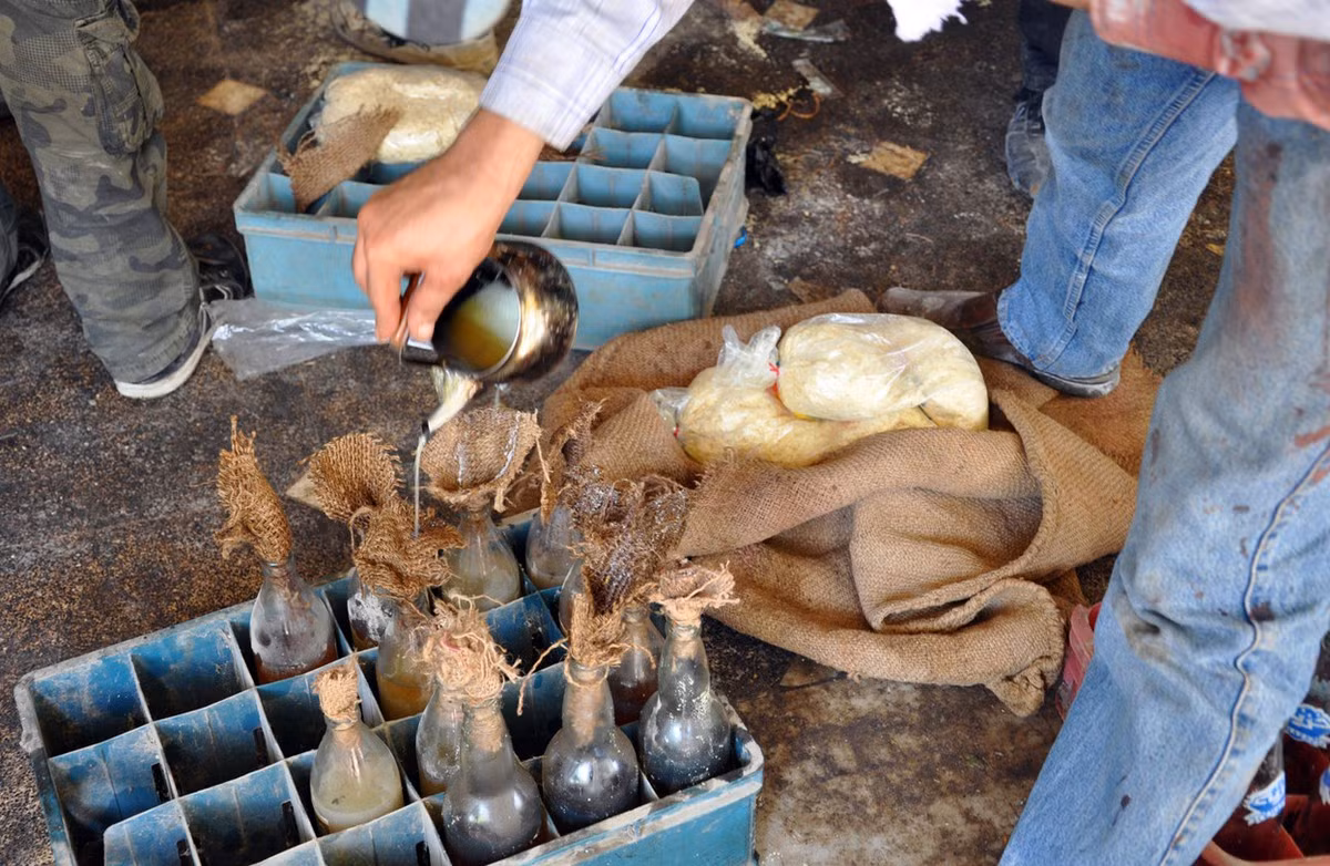 Ảnh: Những chai bom xăng Molotov phiên bản Aleppo được các chiến binh Syria tự do đang châm chất đốt vào trong chai thủy tinh.