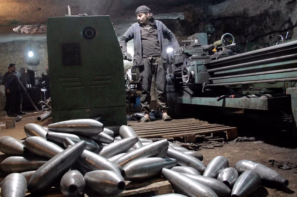 Các chiến binh tại Aleppo sử dụng các nhà máy hay khu xưởng bị bỏ hoang để chế tạo những loại vũ khí có sát thương lớn hơn cho phía quân chính phủ. Trong ảnh là các vỏ đạn cối sau khi được đúc và tiện, mài cho giống hình dạng một quả đạn cối bình thường.