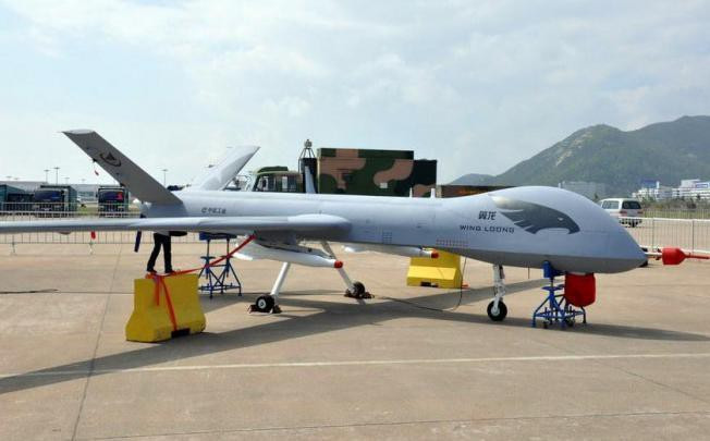 Thứ ba, 20 triệu USD chênh lệch giữa Su-30SM và UAV Trung Quốc có thể mua khoảng 300 quả đạn pháo dẫn đường bằng chùm tia laser, ví dụ như Krasnopol-M cỡ nòng 152 mm. Máy bay không người lái trinh sát có thể chỉ định mục tiêu cho chúng.