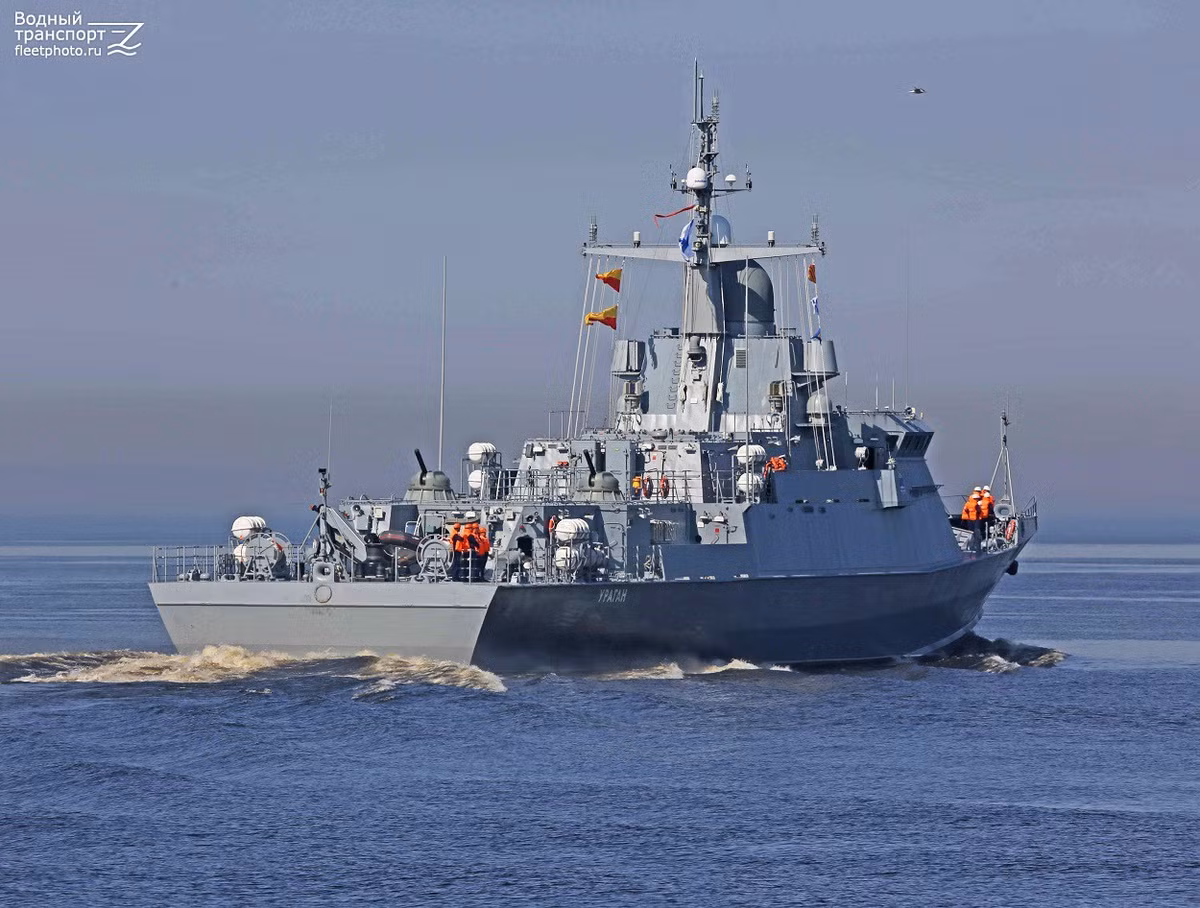 Chiến hạm lớp Karakurt có chiều dài 67 m, chiều rộng 11, mớn nước 4 m, lượng giãn nước đầy tải 800 tấn, tầm hoạt động 2.500 hải lý, tự chủ 15 ngày. Vũ khí trang bị bao gồm tổ hợp 3S14 RK cho 8 tên lửa Kalibr, 1 pháo 76 mm AK-176MA, 1 tổ hợp Pantsir-M, 2 súng máy 14,5 mm hoặc 12,7 mm MTPU.