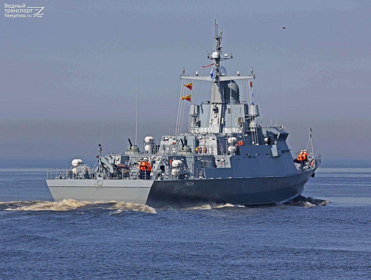 Chiến hạm lớp Karakurt có chiều dài 67 m, chiều rộng 11, mớn nước 4 m, lượng giãn nước đầy tải 800 tấn, tầm hoạt động 2.500 hải lý, tự chủ 15 ngày. Vũ khí trang bị bao gồm tổ hợp 3S14 RK cho 8 tên lửa Kalibr, 1 pháo 76 mm AK-176MA, 1 tổ hợp Pantsir-M, 2 súng máy 14,5 mm hoặc 12,7 mm MTPU.