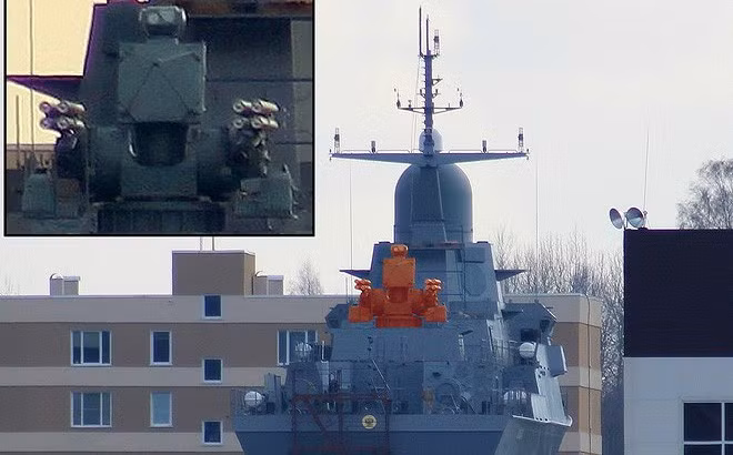 Khác biệt lớn nhất so với Pantsir-S1 chính là Pantsir-M được tối ưu hóa thuật toán xác định phần tử bắn để phù hợp hơn cho việc lắp đặt trên tàu hải quân, khi tọa độ bệ phóng biến thiên nhiều hơn so với lúc ở trên mặt đất.