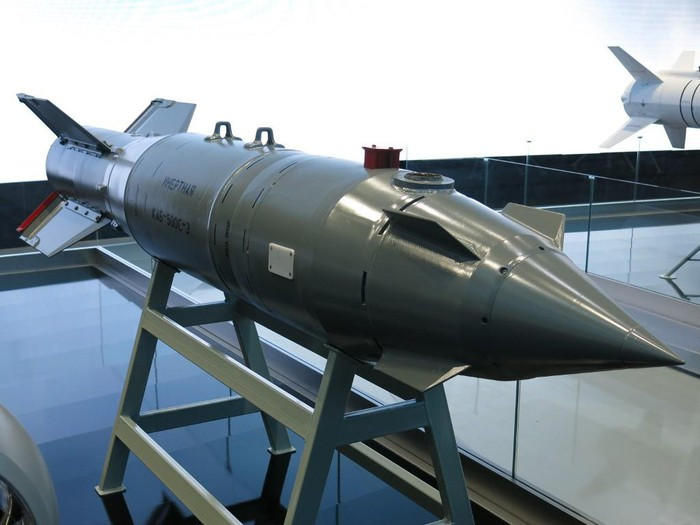 Trọng lượng của bom KAB-500S-E là 560 kg, trong đó đầu nổ là 195 kg. Kích thước: dài 3 m, sải cánh 0,75 m và đường kính 0,4 m.