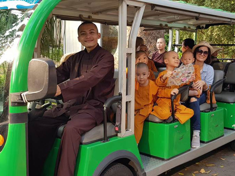 Cuộc sống của 5 chú tiểu dù thiếu thốn vật chất nhưng luôn tràn ngập tiếng cười và sự bình yên.