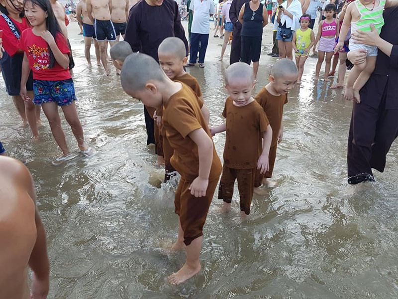 Sau khi ghi hình cho Thách thức danh hài mùa 6, các chú tiểu được sư thầy đưa đi biển.