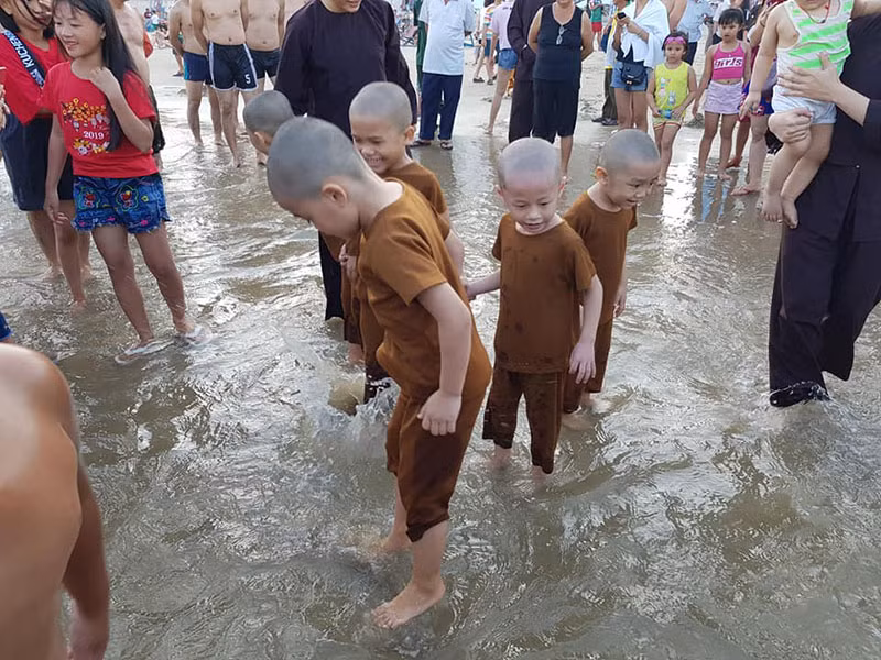 Sau khi ghi hình cho Thách thức danh hài mùa 6, các chú tiểu được sư thầy đưa đi biển.