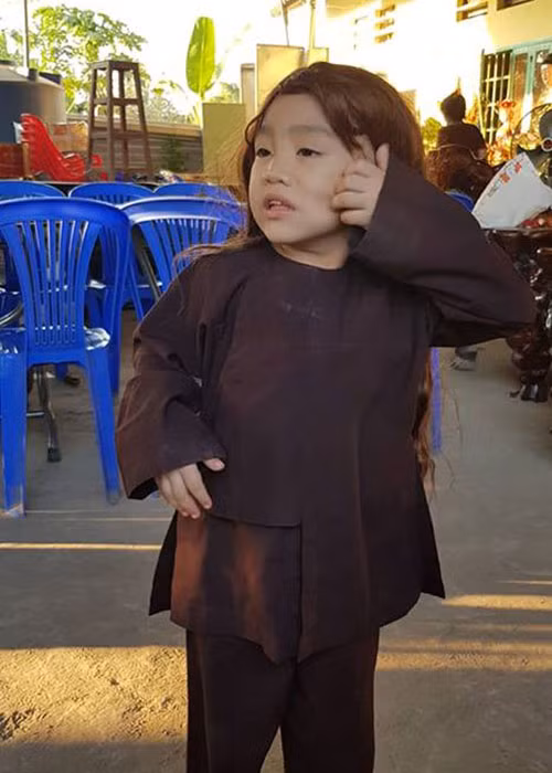 Cậu nhóc khiến fan cười nghiêng ngả khi đội tóc giả.