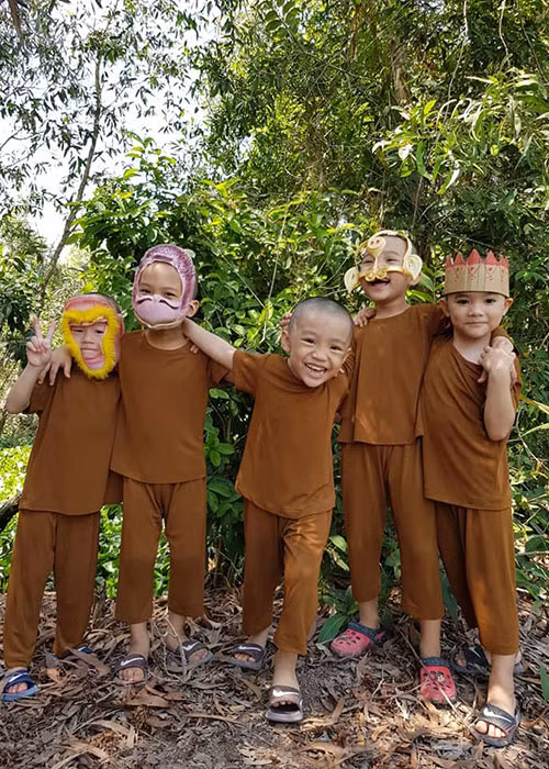 Nhóm Bồng Lai từng tham gia Thách thức danh hài mùa 5. Ở mùa giải này, 5 chú tiểu thi Thách thức danh hài gây sốt vì vẻ ngoài đáng yêu cùng nét diễn ngây thơ, trong sáng.