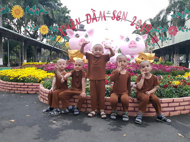 Tại mái ấm Tịnh thất Bồng Lai, 5 chú tiểu được học điều hay lẽ phải, hát múa, diễn kịch từ các sư thầy.