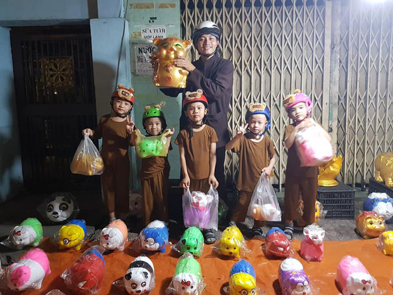 5 chú tiểu nhóm Bồng Lai có các pháp danh là Pháp Tâm, Trí Tâm, Nghi Tâm, Ngọc Tâm và Minh Tâm. Các em mới chỉ 4-5 tuổi và đều là trẻ mồ côi.