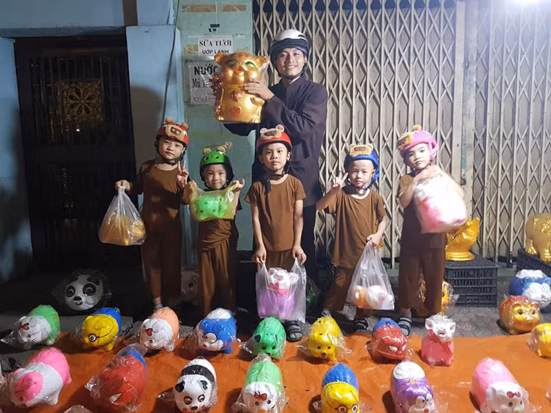 5 chú tiểu nhóm Bồng Lai có các pháp danh là Pháp Tâm, Trí Tâm, Nghi Tâm, Ngọc Tâm và Minh Tâm. Các em mới chỉ 4-5 tuổi và đều là trẻ mồ côi.