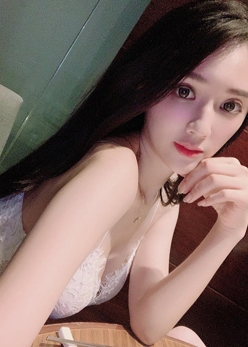 Tử Hàm sinh năm 1995, sở hữu gương mặt xinh đẹp, vóc dáng gợi cảm cùng gu thời trang hở bạo.