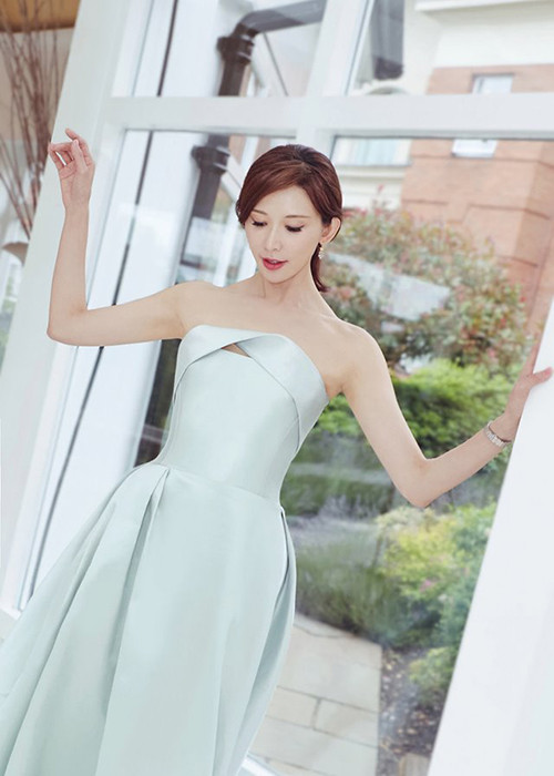 Ở tuổi 45, Lâm Chí Linh vẫn trẻ trung, gợi cảm.